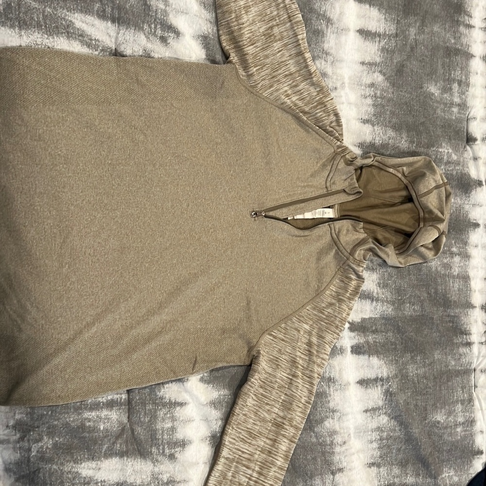 LONG SLEEVE LULULEMON HOODIE. WORN TWICE. IN PERFECT CONDITION. SIZE SMALL MENS.